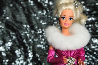 Krakow, Polonya, 10 Eylül 2023. Işıltılı bir kış elbisesi içinde ışıl ışıl bir arka planda Barbie bebek..