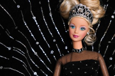 Krakow, Polonya, 10 Eylül 2023. Parlak siyah arka planda siyah elbiseli Barbie bebek..