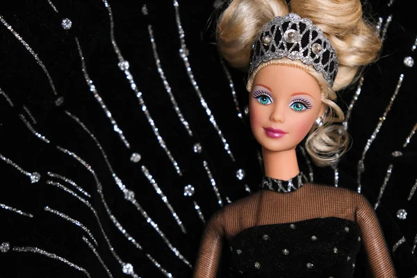 Krakow, Polonya, 10 Eylül 2023. Parlak siyah arka planda siyah elbiseli Barbie bebek..