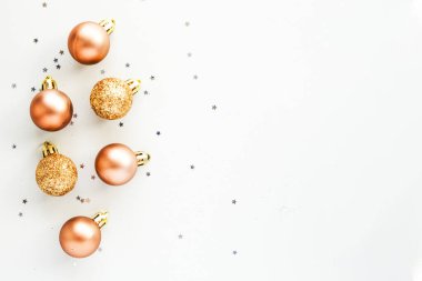 Noel kompozisyonu. Tek renkli arka planda parıldayan Noel ağacı topları. Yukarıdan görüntüle.