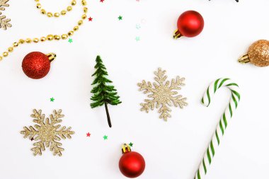 Beyaz arka planda Noel ağacı süsleri. Noel, kış, yeni yıl konsepti. Düz konum, üst görünüm, kopyalama alanı.