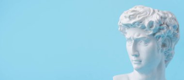 David 'in beyaz alçı heykeli mavi arka planda. Metin için alanı olan minimalist pankart.