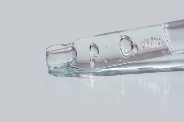 Kozmetik ürün içeren cam bir pipet..