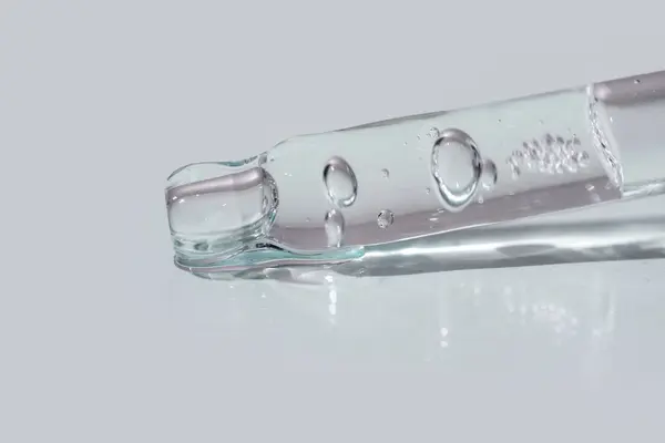 Kozmetik ürün içeren cam bir pipet..