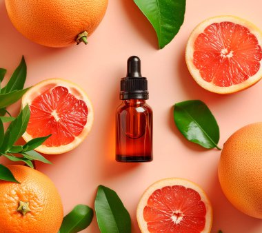 Bej arka planda greyfurt esaslı ve greyfurt dilimli düz bileşim.