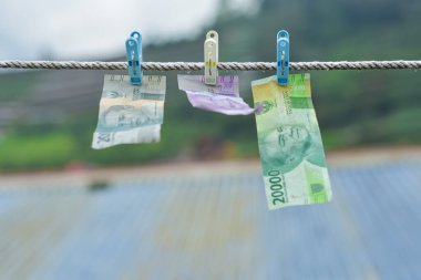 Endonezya rupiası koleksiyonu (yaygın olarak IDR olarak bilinir) asılan banknotlar çünkü suyla ıslanmışlar.