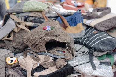 Markette yuvarlak örgü çantaları.