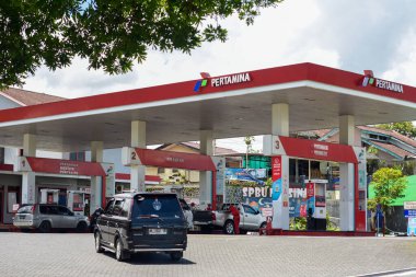 Pertamina yakıt istasyonu binası, gün boyunca Ngasinan benzin istasyonu.