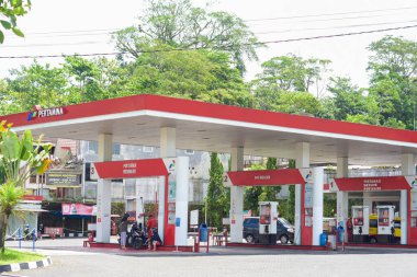 Pertamina yakıt istasyonu binası, gün boyunca Ngasinan benzin istasyonu.