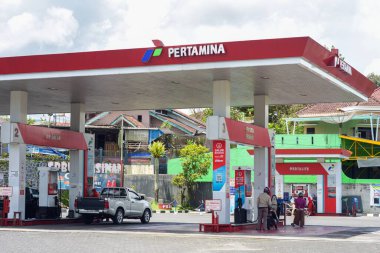 Pertamina yakıt istasyonu binası, gün boyunca Ngasinan benzin istasyonu.