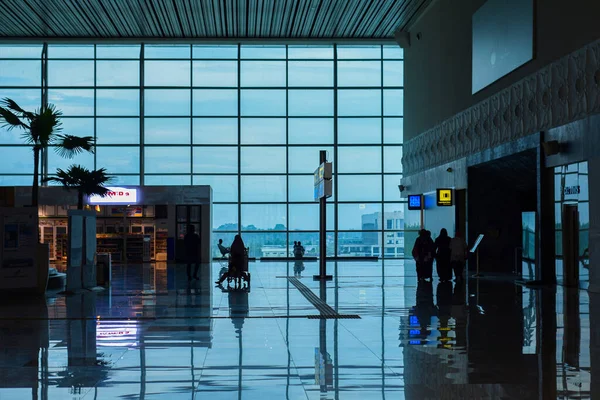 大きな窓のある空港の光待ちエリア巨大なガラス窓のある空港のモダンな待合室のインテリア — ストック写真