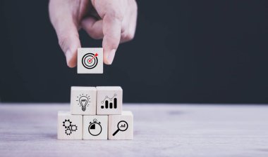 İş stratejisi, Eylem Planı, Hedef ve Hedef, Odun yığını bloğu İş stratejisi ve Eylem Planı ikonu ile masaya çıkın. İş geliştirme konsepti. Boşluğu kopyala.