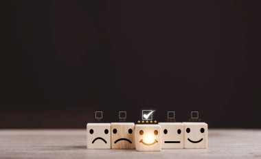 En iyi iş hizmetleri derecelendirme müşteri deneyimi. Memnuniyet araştırması konsepti. Bir iş adamının eli tahta kübün üzerinde gülen bir yüz seçer. 5 Yıldız Memnuniyeti.