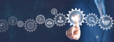 Çalışma akışındaki belgeyi onaylayan kişi ile iş süreci yönetimi ve otomasyon. İşyerinde verimliliği ve verimliliği artırmak için dijital dönüşüm, BPM ve RPA.