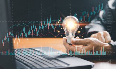 İş adamı elinde büyüme grafiği ve bankacılık ikonlarıyla yaratıcı ampul tutuyor. Finansal yenilik teknolojisi küresel ticarette başarıyı ve karı artıran yeni ürün ve hizmetler geliştirir..