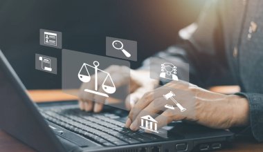 İnternet üzerinden hukuki danışmanlık, iş hukuku konsepti, şirket için çalışan katman veya noter.