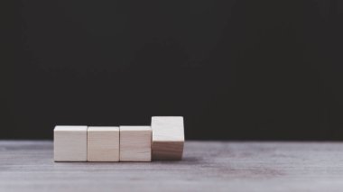 Koyu arkaplanda tahta blokları yığın