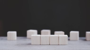 Koyu arkaplanda tahta blokları yığın
