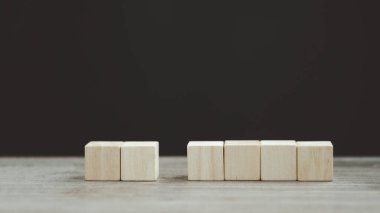 Koyu arkaplanda tahta blokları yığın