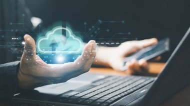 Büyük veri analizleri ve iş zekası kavramı. İş adamının elindeki dijital ekran arayüzündeki grafik ve grafik simgeleri. 