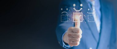 Müşteri hizmetleri değerlendirmesi en iyi iş değerlendirme konsepti. Akıllı telefon kullanan gülümseyen bir adam ve yüz ifadelerine basan bir gülümseme sanal dokunmatik ekranda tatmin olmuş bir gülümseme.. 