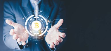 Çağdaş kripto para birimi metaevren finansmanı sikkeleri elinde tutan işadamı. Dijital bitcoin ve kripto para birimi ağı, Blokchain ve NFT teknoloji ticareti ve finansal yenilik fütüristik