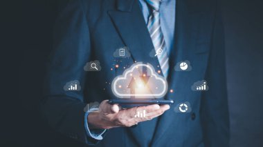 Adam elinde bulut hesaplama diyagramı olan bir dizüstü bilgisayar kullanıyor. Bulut teknolojisi. Veri deposu. Ağ ve internet hizmeti kavramı.