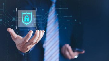 Verileri korumak için siber güvenlik ve gizlilik kavramları. Simge ve internet ağ güvenlik teknolojisini kilitle. Akıllı telefondaki kişisel verileri koruyan iş adamı, sanal ekran arayüzleri. siber güvenlik.