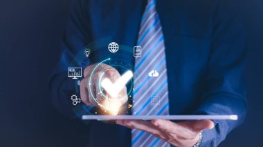 En iyi hizmet kalitesi güvencesi, Garanti, Standartlar, ISO sertifikası ve standartlaştırma konsepti, memnuniyet, hizmet deneyimi el gösterimi, ürün ve hizmet standartlarını göster.