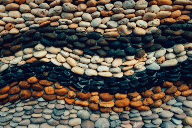 Küçük yuvarlak taşlar arka plan. Taş dokusu. Küçük çakıl taşının pürüzlü yüzeyi.