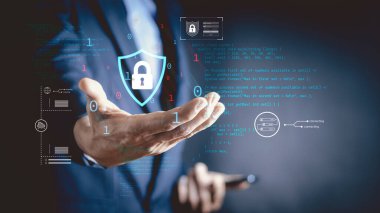 Verileri korumak için siber güvenlik ve gizlilik kavramları. Simge ve internet ağ güvenlik teknolojisini kilitle. Akıllı telefondaki kişisel verileri koruyan iş adamı, sanal ekran arayüzleri. siber güvenlik.