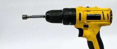 Beyaz arkaplanda matkap ucu olan eski tornavida.