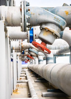 Soğutma kulesinin açık ya da kapalı vanası, soğutma kulesi dışında, valf soğutma sistemi vidaları, çalışır durumda bakım, paslanma önleyici, pas büyük bir sorun boru sistemi.