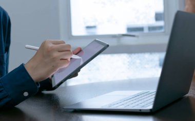 Kapalı el işi tablet ve dizüstü bilgisayar kullanarak, imza atarak ya da analiz ederek.