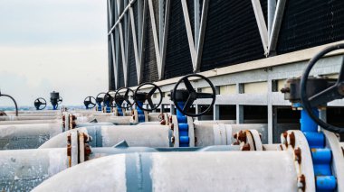 Soğutma kulesinin açık ya da kapalı vanası, soğutma kulesinin yanında kelebek valfi, kapakçık soğutma sistemini vidalamak, çalışan durumda bakım, paslanma önleyici, pas, büyük bir boru sistemi sorunu.