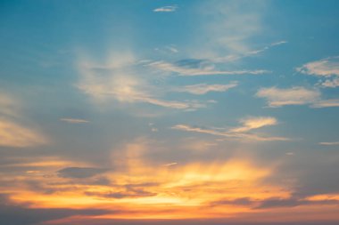 Bulutlu güzel gökyüzü arkaplanı, doğa soyut kavramı, özgürlük ve umut kavramı, gün batımı, gökyüzü soyut.