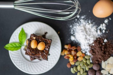 Lezzetli çikolatalı kek, browni malzemeleri, yakın çekim çikolatalı kek, ev yapımı fırın ve tatlı, taze browni parçaları, şekerleme konsepti..