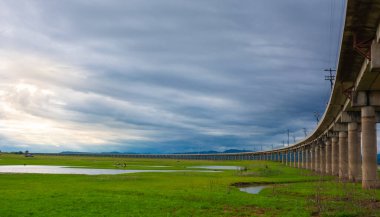 Gölün üzerindeki tren yolu, görünmeyen suda yüzmek gibidir trenin sonundaki ışık başarıdır ya da daha iyi bir şeydir..
