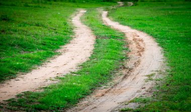 Başarıya giden yol zorluklarla başlar, kırsal bölgelerdeki köy yolu.