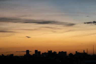 Sıcak bir his veriyor, şehir binasının arkasında gün batımı, siluet şehir binaları, siluet inşa etmek gökyüzü arka planı ve özgürlük kavramı..