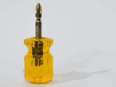 Beyaz arkaplan ile sarı metal tornavida.