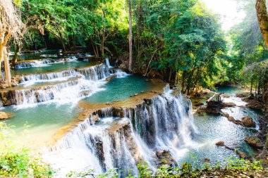 İlkbaharda Ulusal Park Ormanı 'nda inanılmaz renkli bir şelale Tayland' da güzel bir derin orman, uzun süre teknikle korunma, tatil ve dinlenme zamanı..