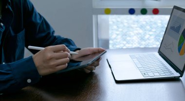 Dokunmatik ekran tabletine yazmak için kalem kullanarak el ele tutuşmayı kapat