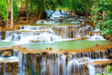 İlkbaharda Ulusal Park Ormanı 'nda inanılmaz renkli bir şelale Tayland' da güzel bir derin orman, uzun süre teknikle korunma, tatil ve dinlenme zamanı..