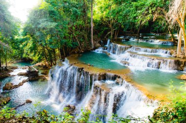 İlkbaharda Ulusal Park Ormanı 'nda inanılmaz renkli bir şelale Tayland' da güzel bir derin orman, uzun süre teknikle korunma, tatil ve dinlenme zamanı..