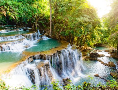 İlkbaharda Ulusal Park Ormanı 'nda inanılmaz renkli bir şelale Tayland' da güzel bir derin orman, uzun süre teknikle korunma, tatil ve dinlenme zamanı..
