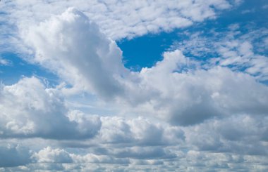 Bulutlu güzel gökyüzü arkaplanı, soyut doğa konsepti, gün batımı, soyut gökyüzü.