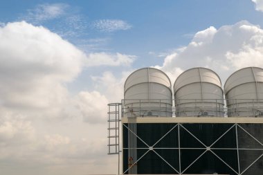 Endüstriyel havalandırma, havalandırma sistemleri, büyük klimalar, havalandırma sistemi, gökyüzü arka planı..