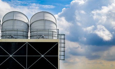 Endüstriyel havalandırma, havalandırma sistemleri, büyük klimalar, havalandırma sistemi, gökyüzü arka planı..