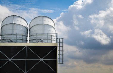 Endüstriyel havalandırma, havalandırma sistemleri, büyük klimalar, havalandırma sistemi, gökyüzü arka planı..